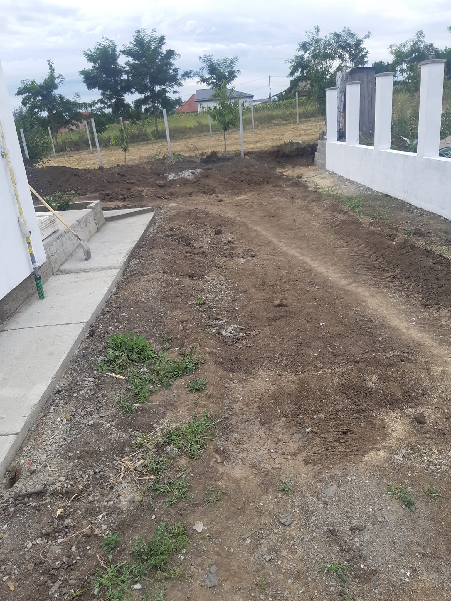 Amenajare curte interioara si excavare fundatie gard